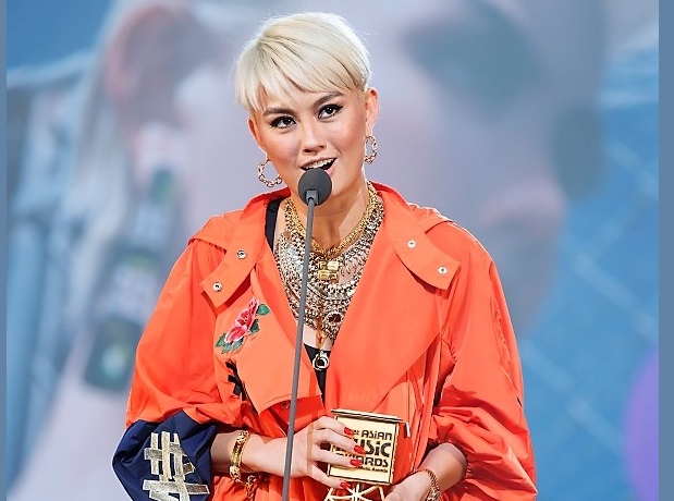 Agnez Mo wins award at Mnet Music Awards