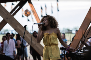 Izzy Bizu at Wonderfruit