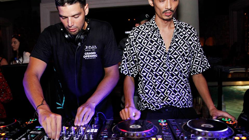 Halim Ardie with Wisdy closing for Richie Hawtin at OMNIA Bali. Photo credit: Bali Tonight.