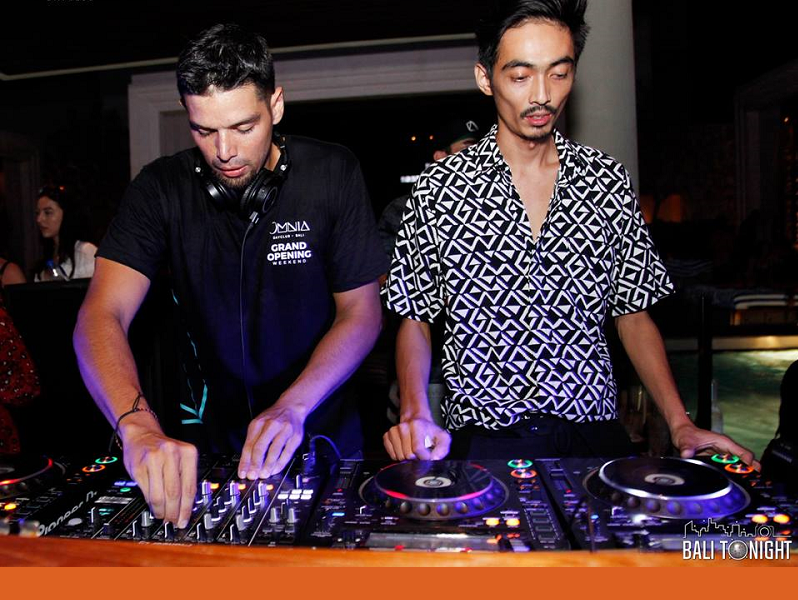 Halim Ardie with Wisdy closing for Richie Hawtin at OMNIA Bali. Photo credit: Bali Tonight.