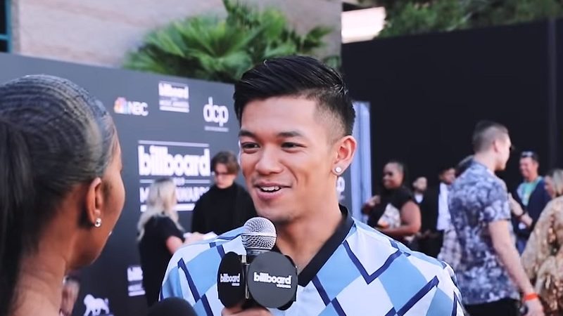 Billboard Vietnam's hosts Trong Hieu at Billboard Music Awards 2019.