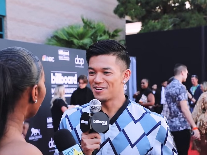 Billboard Vietnam's hosts Trong Hieu at Billboard Music Awards 2019.