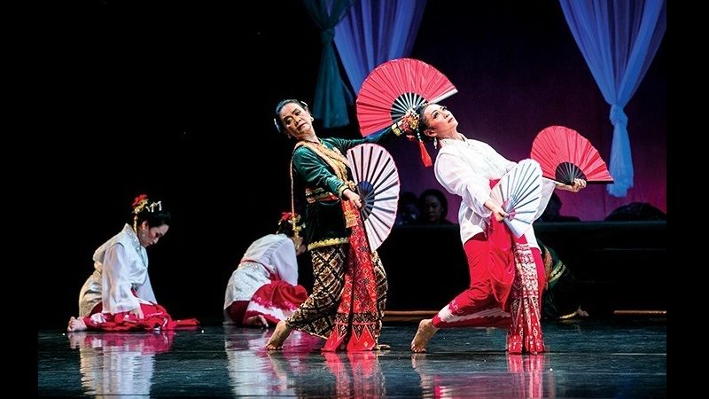 Kumolo Bumi is a Javanese dance piece choreographed by Rury Nostalgia. Photo credit The Jakarta Post.