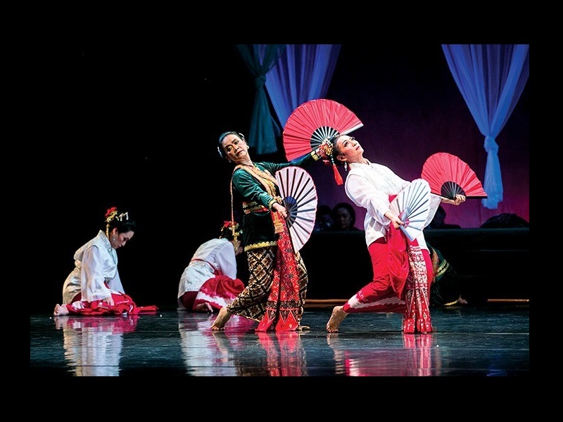 Kumolo Bumi is a Javanese dance piece choreographed by Rury Nostalgia. Photo credit The Jakarta Post.