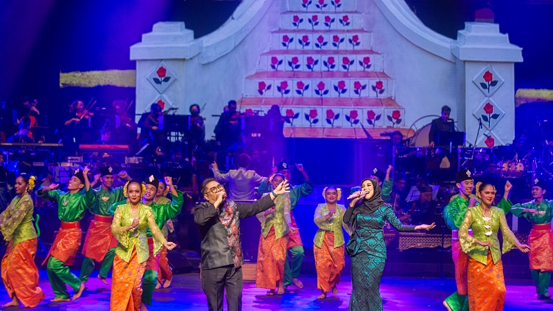 Bob Yusuf Hazra Dollah serenading dance at Istana Budaya. Music Press Asia