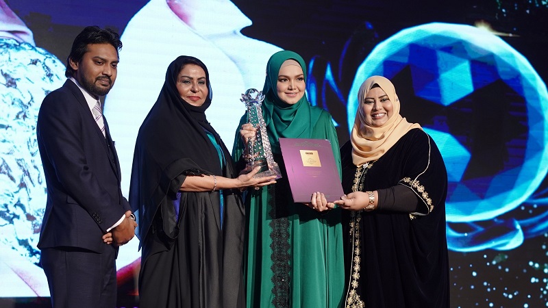 Malaysia singer Siti Nurhaliza receives Muslim World Rania Award. Music Press Asia