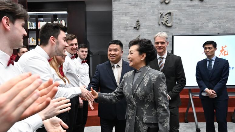 Peng Liyuan shakes hands with the Chinese Choir of Burg Gymnasium rep. Music Press Asia