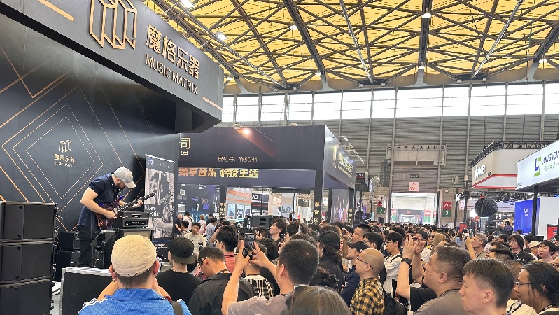 Alex Hutchings plays the Mayoness Hydra Pro 6 guitar at Music China Music Press Asia